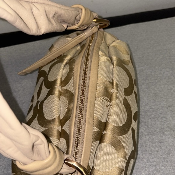 Coach 2008 Beige and Gold Shoulder Bag EUC rose gold hardware - Picture 9 of 14